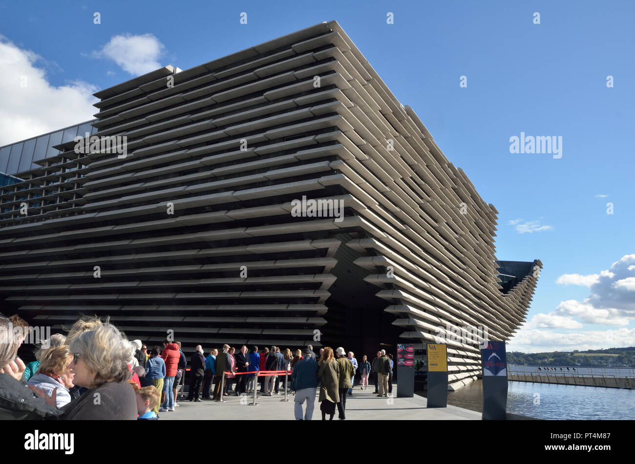 Dundee V&A Museum ; Dundee ; Queue pour V&A Museum ; Ecosse Dundee ; Grande-Bretagne ; Royaume-Uni ; Royaume-Uni ; Europe ; ouvert 15ème. Septembre 2018. Conçu par Banque D'Images