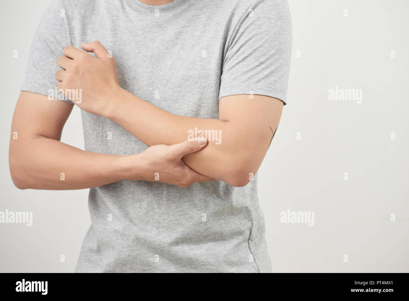 Armoiries de la douleur. L'homme souffrant de sentiment douloureux dans les muscles des bras le concept de la santé. Banque D'Images