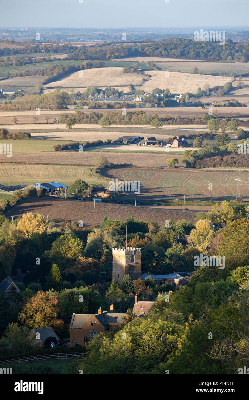 Vue sur village de Ilmington et les terres agricoles Paysage du soir d'automne à Warwickshire Banque D'Images