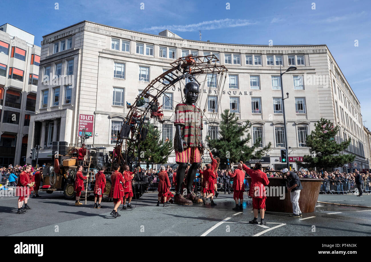 La compagnie de théâtre Royal de Luxe "la rue du géant, de marionnettes géantes le garçon marche dans la rue James, au cours de théâtre de rue à Liverpool. Banque D'Images