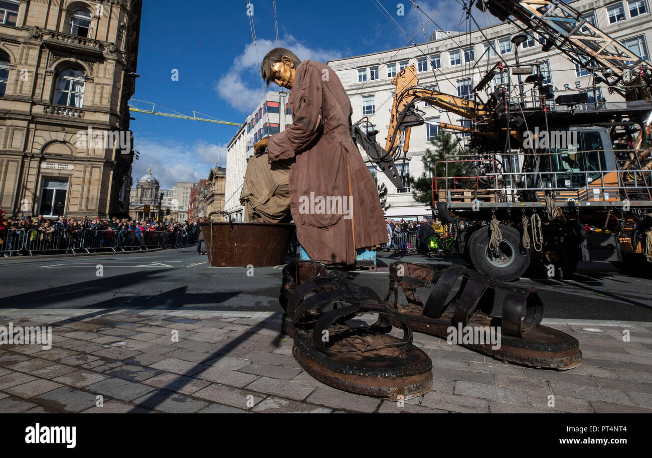 La compagnie de théâtre Royal de Luxe "la rue du géant, de marionnettes géantes, l'homme au cours de théâtre de rue à Liverpool. Banque D'Images