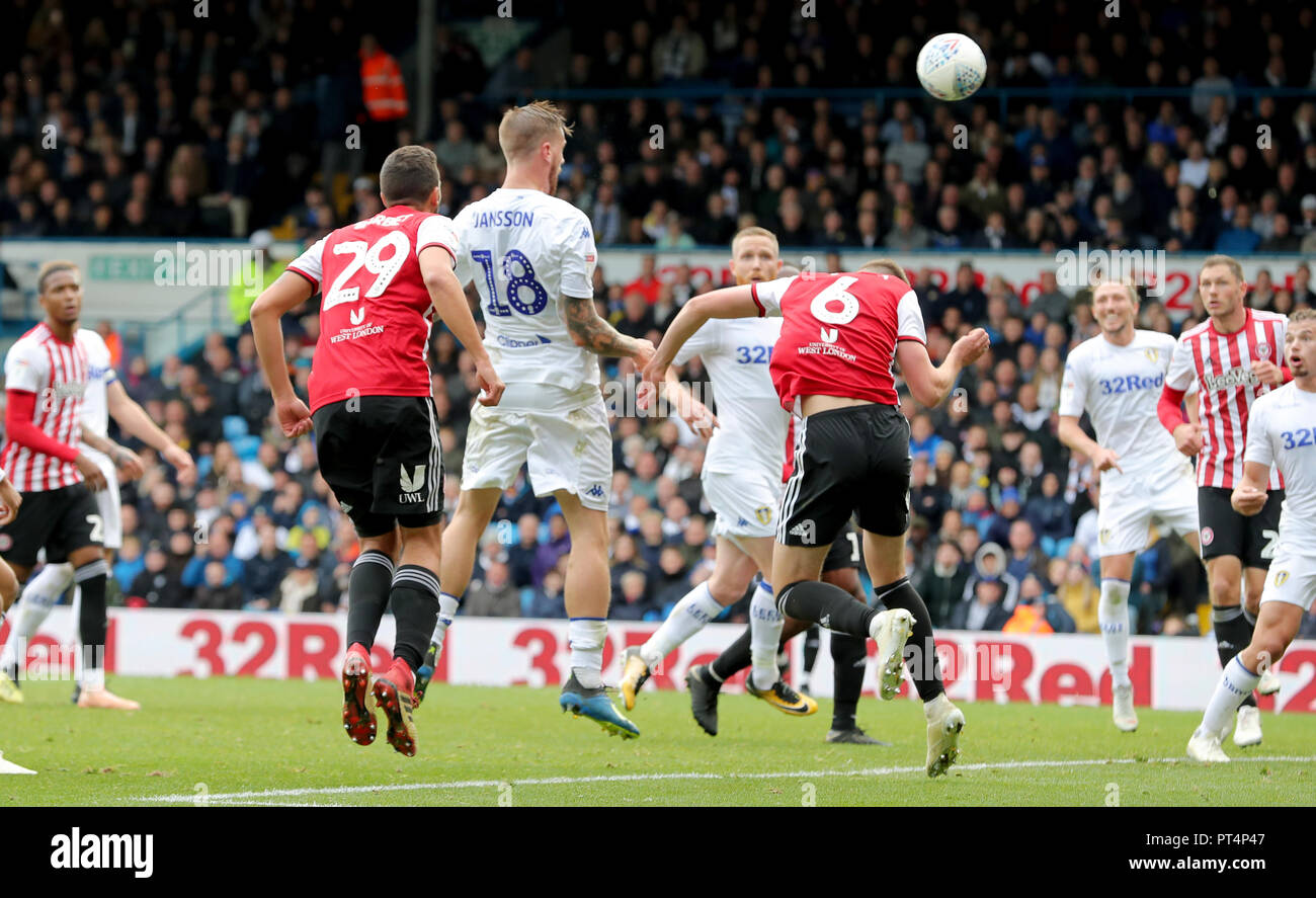 Le Leeds United Pontus Jansson marque son premier but de côtés du jeu pendant le match de championnat Sky Bet à Elland Road, Leeds. Banque D'Images