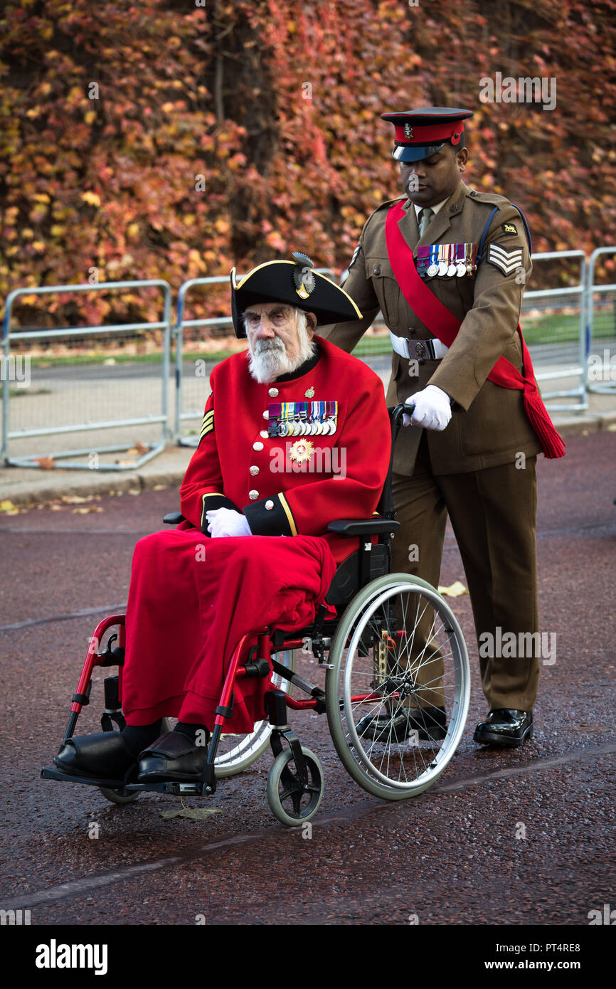 Johnson Beharry (VC) poussant Bill Speakman (VC) à la parade du Jour du Souvenir, à Londres. Banque D'Images