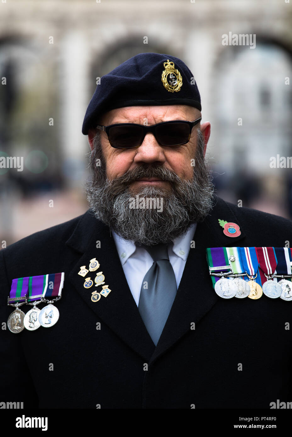 Le port ancien combattant de la marine et son béret médailles au défilé du  jour du Souvenir, à Londres Photo Stock - Alamy