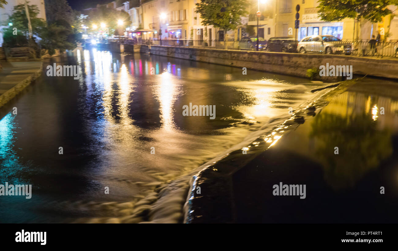 Août 2018 : Les gens de manger dans les locaux à proximité de la rivière la Sorgue, appréciant la fraîcheur produite par l'écoulement de la rivière. Août 2018 dans l'Est Banque D'Images