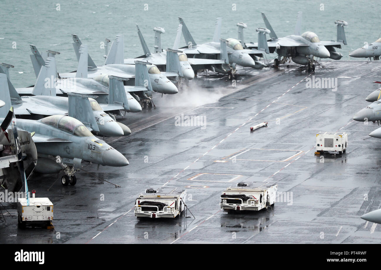 F-18 line le pont à bord de la classe Nimitz US porte-avions USS Harry S. Truman, après son arrivée à Stokes Bay, Hampshire, au cours d'une visite à Portsmouth. Banque D'Images