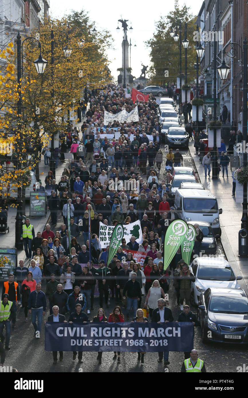 Les gens prennent part à une Sinn Fein a organisé les droits civils mars à Londonderry pour commémorer le 50e anniversaire d'une marche qui a été attaqué par la police dans la ville. Banque D'Images