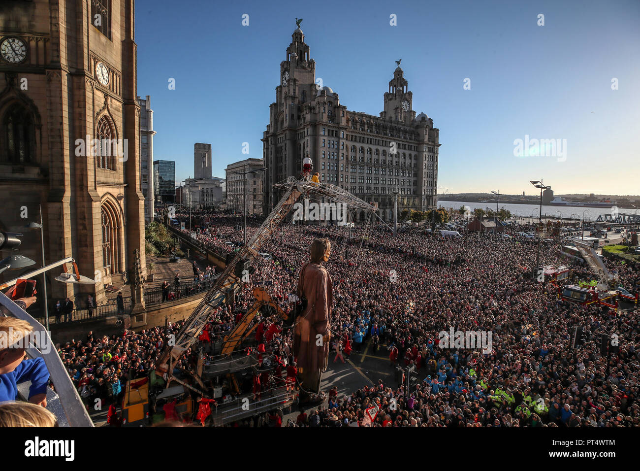 La compagnie de théâtre Royal de Luxe "la rue du géant au cours d'une des marionnettes des spectacles de théâtre de rue sur Castle Street, Liverpool. Banque D'Images