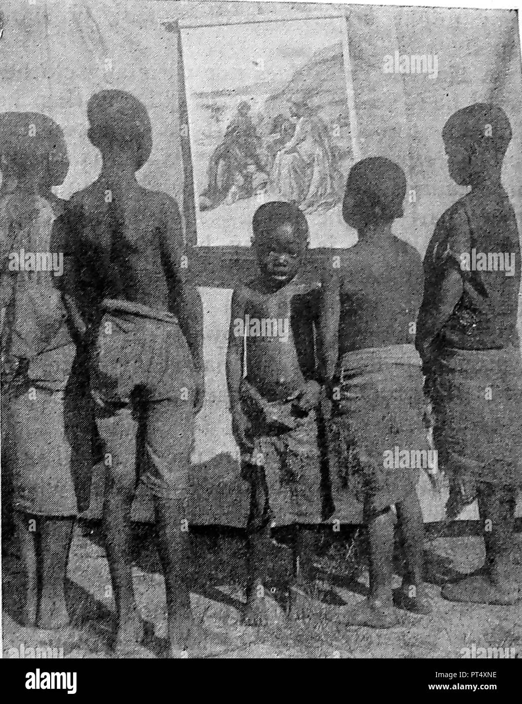 L'éducation - l'écriture des leçons dans une Afrique centrale, Congo Mission School - à partir d'un c1940s publication Banque D'Images