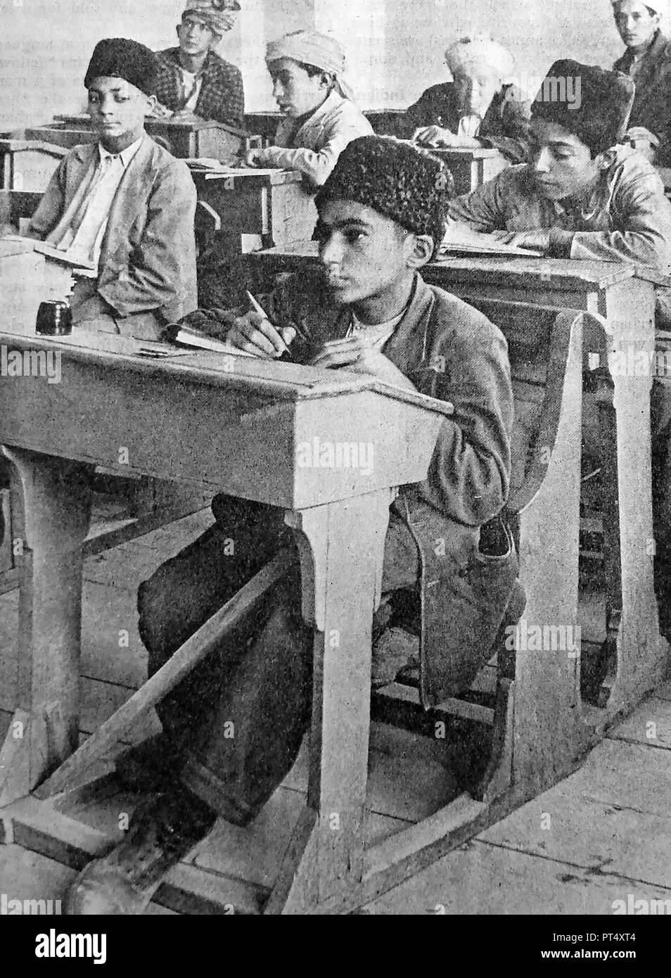 L'éducation, des enfants à un Afghanistan école- à partir d'un c1940's publication Banque D'Images