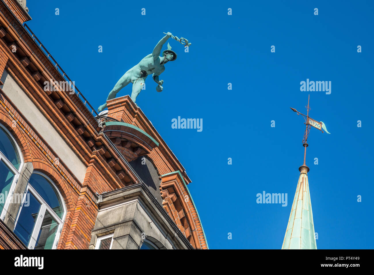 Statue de mercure en quinconce dans le ciel bleu, copenhague, danemark Banque D'Images