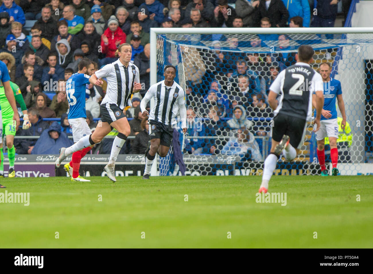 Portsmouth, Royaume-Uni. 06 Oct, 2018. Tom Eaves de Gillingham rouleaux loin après avoir marqué au cours de l'EFL Sky Bet League 1 match entre Portsmouth et Gillingham à Fratton Park, Portsmouth, Angleterre le 6 octobre 2018. Photo de Simon Carlton. Usage éditorial uniquement, licence requise pour un usage commercial. Aucune utilisation de pari, de jeux ou d'un seul club/ligue/dvd publications. Credit : UK Sports Photos Ltd/Alamy Live News Banque D'Images