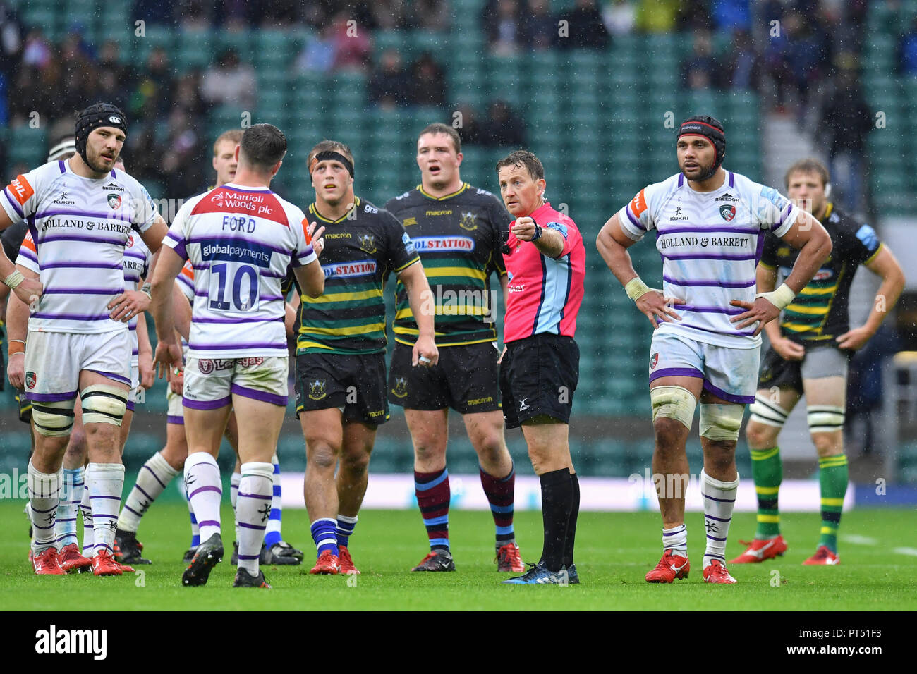 Londres, Royaume-Uni. 6 octobre 2018. Arbitre : JP Doyle (le 157e match de première division) et George Ford de Leicester Tigers en Premiership match Gallagher entre Northampton Saints et Leicester Tigers de l'aide de Rob Horne à Twickenham Stadium le Samedi, 06 octobre 2018. Londres en Angleterre. (Usage éditorial uniquement, licence requise pour un usage commercial. Aucune utilisation de pari, de jeux ou d'un seul club/ligue/dvd publications.) Crédit : Taka Wu/Alamy Live News Banque D'Images