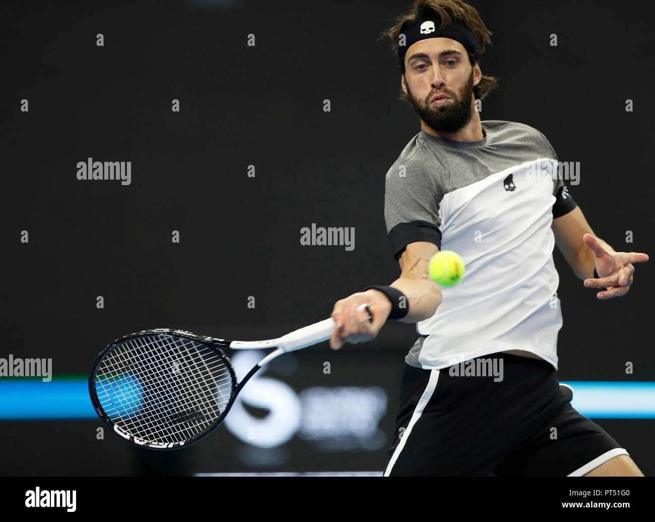 (181006) -- BEIJING, 6 octobre 2018 (Xinhua) -- Nikoloz Basilashvili de Géorgie renvoie la balle au cours de la demi-finale du tournoi contre Kyle Edmund de la Grande-Bretagne à la Chine Open de tennis à Beijing, capitale de Chine, le 6 octobre 2018. Nikoloz Basilashvili a gagné 2-0. (Xinhua/Jia Haocheng) Banque D'Images