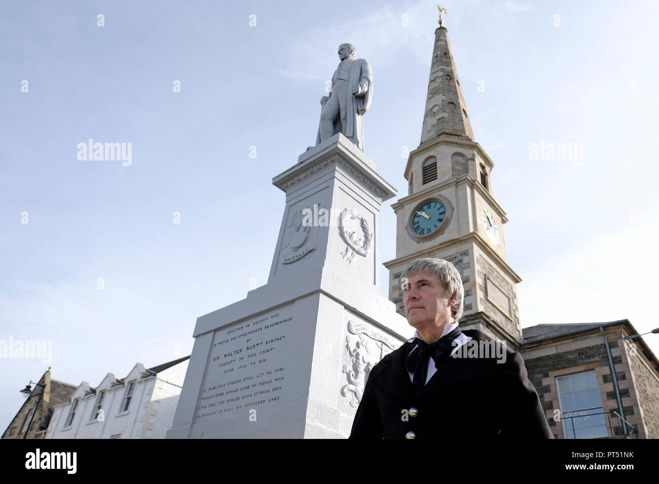 Selkirk, Ecosse, Royaume-Uni. 6 octobre 2018. SELKIRK, ÉCOSSE - 06 Octobre : Scott's Selkirk acteur local John Nichol, en costume, joue Sir Walter Scott au cours de la journée de Scott à Selkirk Selkirk le samedi 06 octobre 2018 , posant pour l'appareil-photo ici par le monument à la place du marché à Selkirk, Place du marché avec l'hôtel de ville récemment rénové chambre cour/tour de l'horloge. (Photo de Rob Gray / offres de crédit) : Rob Gray/Alamy Live News Banque D'Images