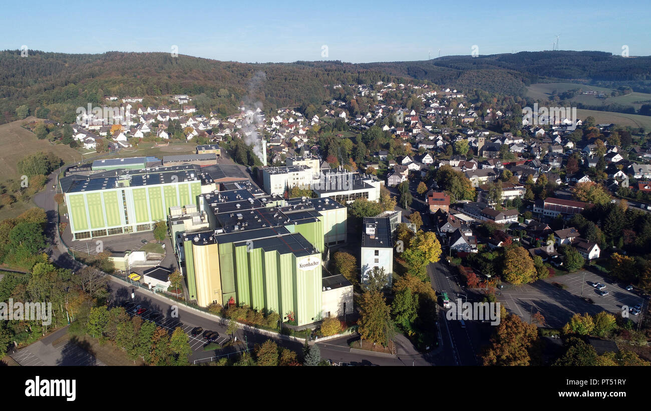 06 octobre 2018, en Rhénanie du Nord-Westphalie, Kreuztal : 06 octobre 2018, l'Allemagne, l'Kreuztal : vue aérienne montre l'arrêt Krombach, district de la brasserie Krombacher. Après l'éclatement du tuyau d'eau, il y a eu des problèmes avec l'approvisionnement en eau pendant des jours. Photo : Berthold Stamm/dpa Banque D'Images