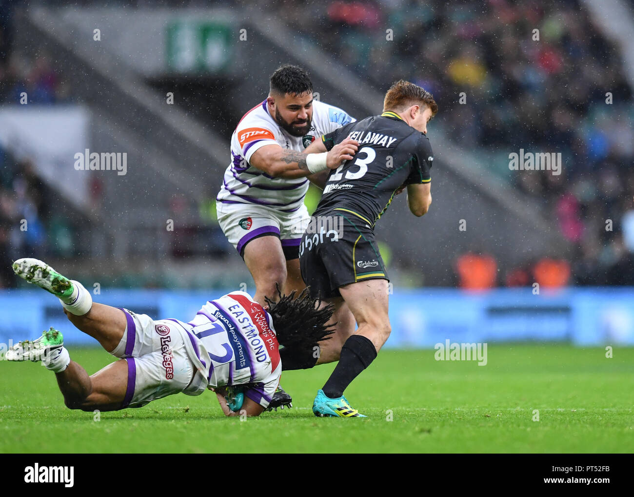 Londres, Royaume-Uni. 6 octobre 2018. Andrew Kellaway de Northampton Saints est abordé par Kyle Eastmond de Leicester Tigers au cours de Premiership match Gallagher entre Northampton Saints et Leicester Tigers de l'aide de Rob Horne à Twickenham Stadium le Samedi, 06 octobre 2018. Londres en Angleterre. (Usage éditorial uniquement, licence requise pour un usage commercial. Aucune utilisation de pari, de jeux ou d'un seul club/ligue/dvd publications.) Crédit : Taka Wu/Alamy Live News Banque D'Images