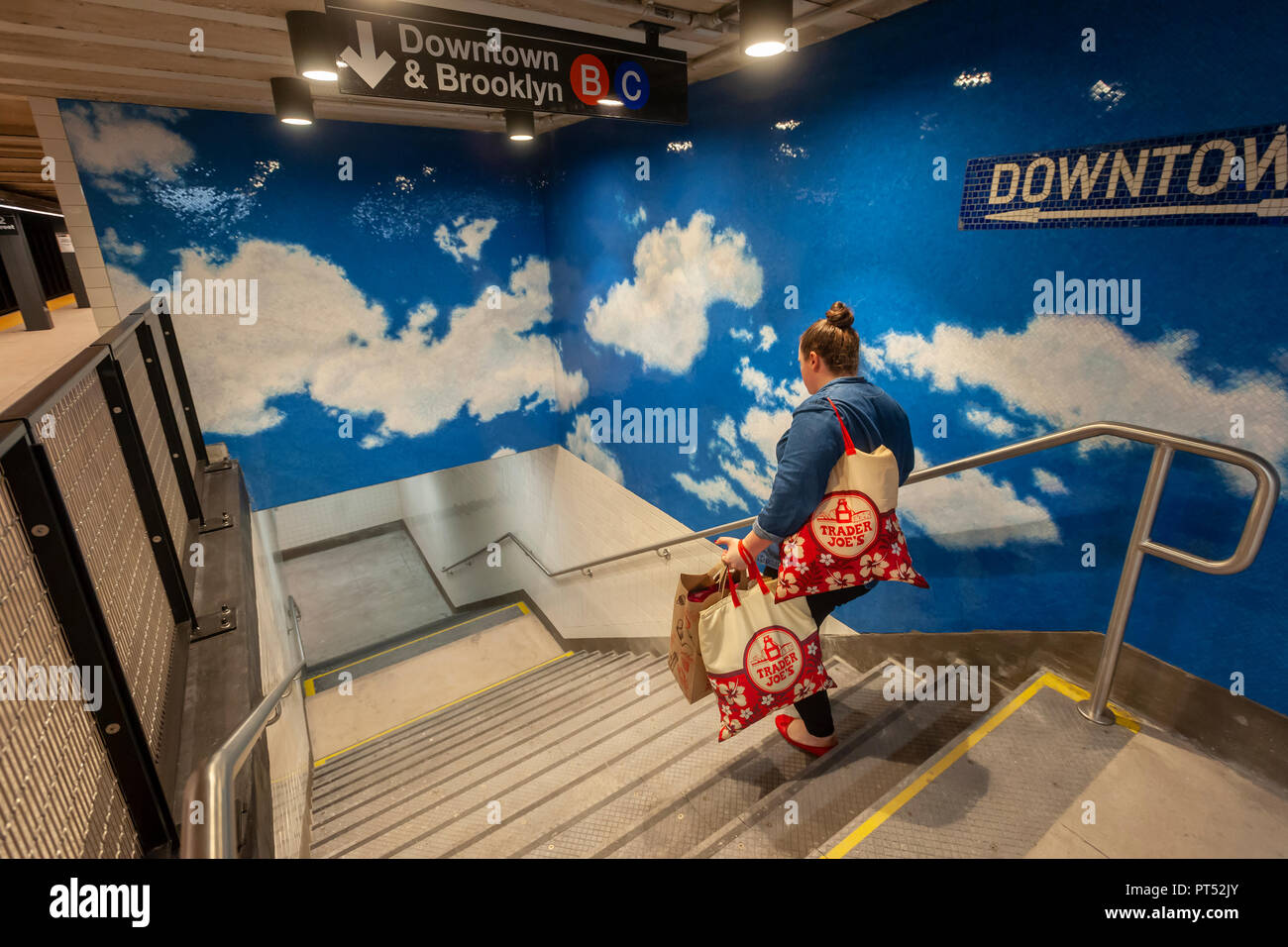 New York, USA. 6 octobre 2018. 'Ciel' (2018) de l'artiste Yoko Ono ornent les murs de l'hôtel récemment rénové, le West 72nd Street B/C station de métro à New York sur le samedi 6 octobre 2018. Les panneaux en mosaïque, six au total une fois rempli, montrent un ciel bleu avec des nuages avec des expressions telles que "Imaginer la paix" en écriture cursive écrit sur eux. La station a reçu une rénovation complète y compris les nouveaux panneaux de verre , l'éclairage à LED et d'orientation. (Â© Richard B. Levine) Crédit : Richard Levine/Alamy Live News Banque D'Images