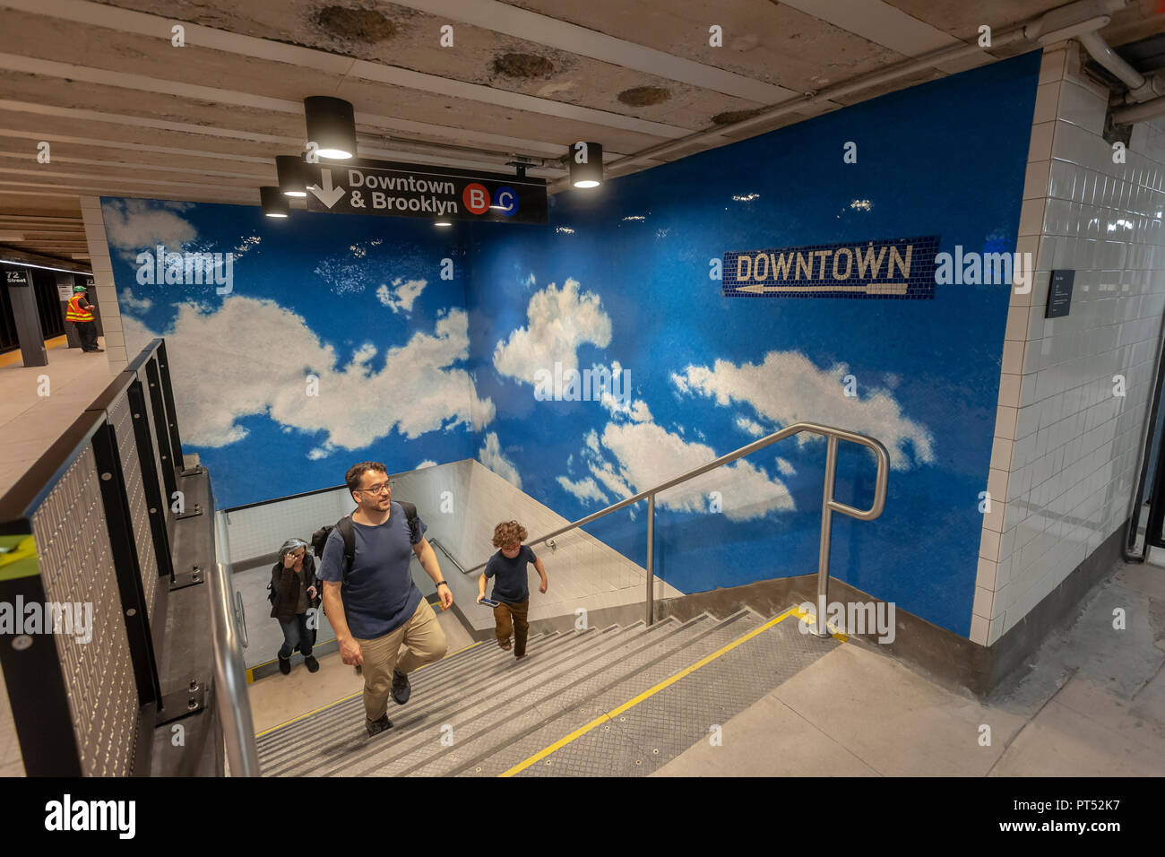 New York, USA. 6 octobre 2018. 'Ciel' (2018) de l'artiste Yoko Ono ornent les murs de l'hôtel récemment rénové, le West 72nd Street B/C station de métro à New York sur le samedi 6 octobre 2018. Les panneaux en mosaïque, six au total une fois rempli, montrent un ciel bleu avec des nuages avec des expressions telles que "Imaginer la paix" en écriture cursive écrit sur eux. La station a reçu une rénovation complète y compris les nouveaux panneaux de verre , l'éclairage à LED et d'orientation. (© Richard B. Levine) Crédit : Richard Levine/Alamy Live News Banque D'Images