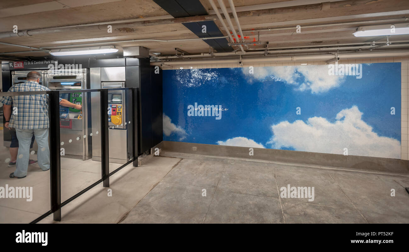 New York, USA. 6 octobre 2018. 'Ciel' (2018) de l'artiste Yoko Ono ornent les murs de l'hôtel récemment rénové, le West 72nd Street B/C station de métro à New York sur le samedi 6 octobre 2018. Les panneaux en mosaïque, six au total une fois rempli, montrent un ciel bleu avec des nuages avec des expressions telles que "Imaginer la paix" en écriture cursive écrit sur eux. La station a reçu une rénovation complète y compris les nouveaux panneaux de verre , l'éclairage à LED et d'orientation. (Â© Richard B. Levine) Crédit : Richard Levine/Alamy Live News Banque D'Images