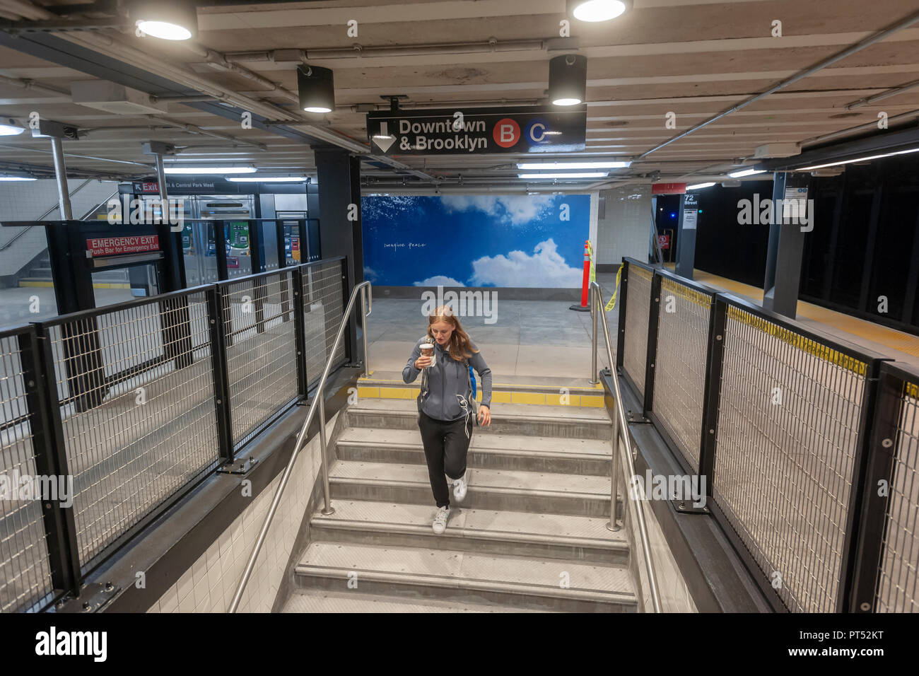 New York, USA. 6 octobre 2018. 'Ciel' (2018) de l'artiste Yoko Ono ornent les murs de l'hôtel récemment rénové, le West 72nd Street B/C station de métro à New York sur le samedi 6 octobre 2018. Les panneaux en mosaïque, six au total une fois rempli, montrent un ciel bleu avec des nuages avec des expressions telles que "Imaginer la paix" en écriture cursive écrit sur eux. La station a reçu une rénovation complète y compris les nouveaux panneaux de verre , l'éclairage à LED et d'orientation. (Â© Richard B. Levine) Crédit : Richard Levine/Alamy Live News Banque D'Images