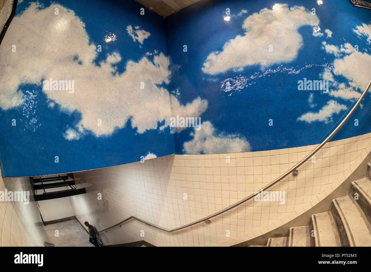 New York, USA. 6 octobre 2018. 'Ciel' (2018) de l'artiste Yoko Ono ornent les murs de l'hôtel récemment rénové, le West 72nd Street B/C station de métro à New York sur le samedi 6 octobre 2018. Les panneaux en mosaïque, six au total une fois rempli, montrent un ciel bleu avec des nuages avec des expressions telles que "Imaginer la paix" en écriture cursive écrit sur eux. La station a reçu une rénovation complète y compris les nouveaux panneaux de verre , l'éclairage à LED et d'orientation. (© Richard B. Levine) Crédit : Richard Levine/Alamy Live News Banque D'Images