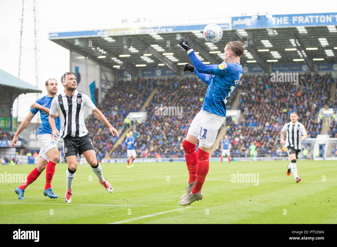 Portsmouth, Royaume-Uni. 6 octobre 2018. Ronan Curtis de chefs de Portsmouth pendant le pupilles but EFL Sky Bet League 1 match entre Portsmouth et Gillingham à Fratton Park, Portsmouth, Angleterre le 6 octobre 2018. Photo de Simon Carlton. Usage éditorial uniquement, licence requise pour un usage commercial. Aucune utilisation de pari, de jeux ou d'un seul club/ligue/dvd publications. Credit : UK Sports Photos Ltd/Alamy Live News Banque D'Images