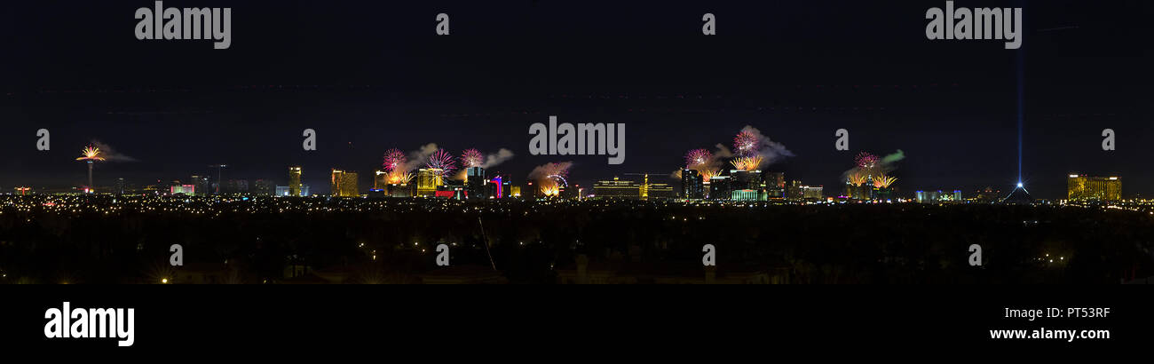 Las Vegas, Nevada, USA. 15 Oct, 2017. Le jour de l'an 2018 d'artifice éclatent au-dessus de casinos sur le Strip de Las Vegas tout en vue de l'ouest hills à Las Vegas, Nevada. Credit : L.E. Baskow/ZUMA/Alamy Fil Live News Banque D'Images