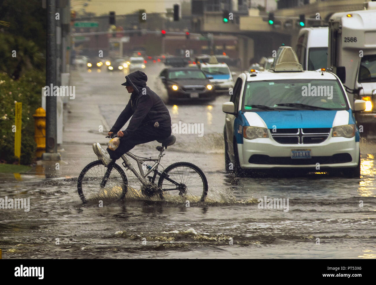 Las Vegas, Nevada, USA. 15 Oct, 2017. Un cycliste se déplace dans l'eau  debout le long E. Elvis Presley Blvd. Comme une pluie de mousson imbibe la  vallée de Las Vegas au