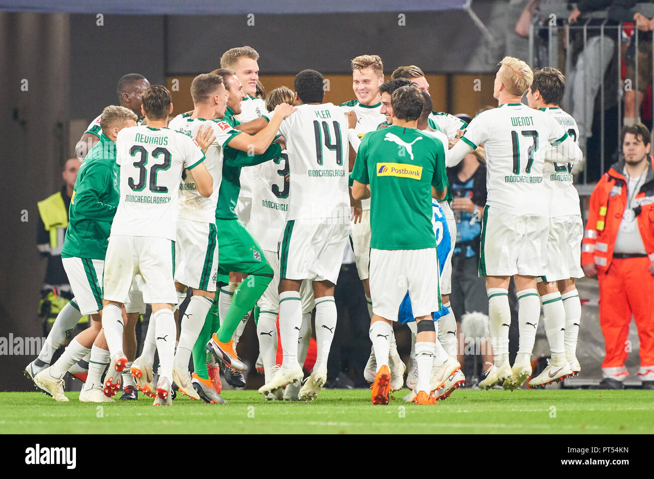 Munich, le 6 octobre 2018, l'équipe de Gladbach acclamations de joie, d'émotions, de fête, de rire, ils applaudissent, se réjouir, de déchirer les bras, serrant le poing, célébrer, célébration, FC BAYERN MUNICH - Borussia Mönchengladbach - DFL RÈGLEMENT INTERDIT TOUTE UTILISATION DES PHOTOGRAPHIES comme des séquences d'images et/ou quasi-vidéo - 1.ligue de soccer allemand , Munich, le 6 octobre 2018, de la saison 2018/2019, journée 7 © Peter Schatz / Alamy Live News Banque D'Images