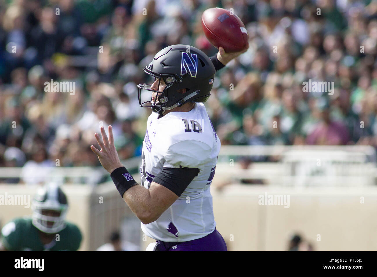 East Lansing, Michigan, USA. 6 Oct, 2018. Le nord-ouest de quarterback CLAYTON THORSON (18) lance une passe au cours du premier semestre contre Michigan State à Spartan Stadium. Crédit : Scott/Mapes ZUMA Wire/Alamy Live News Banque D'Images