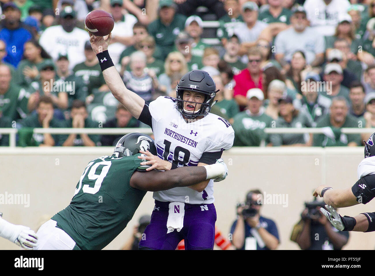 East Lansing, Michigan, USA. 6 Oct, 2018. Le nord-ouest de quarterback CLAYTON THORSON (18) lance une passe au cours du premier semestre contre Michigan State à Spartan Stadium. Crédit : Scott/Mapes ZUMA Wire/Alamy Live News Banque D'Images
