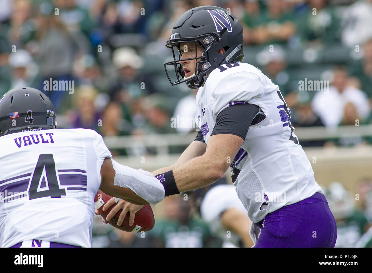 East Lansing, Michigan, USA. 6 Oct, 2018. Le nord-ouest de quarterback CLAYTON THORSON (18) mains le ballon au cours du premier semestre contre Michigan State à Spartan Stadium. Crédit : Scott/Mapes ZUMA Wire/Alamy Live News Banque D'Images