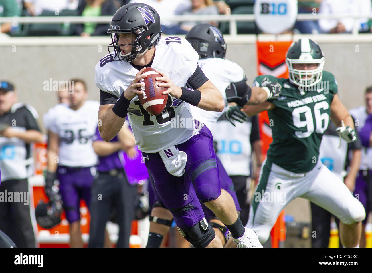 East Lansing, Michigan, USA. 6 Oct, 2018. Le nord-ouest de quarterback CLAYTON THORSON (18) ressemble à passer en cas de victoire sur le nord-ouest de 29-19 de l'État du Michigan au Spartan Stadium. Crédit : Scott/Mapes ZUMA Wire/Alamy Live News Banque D'Images