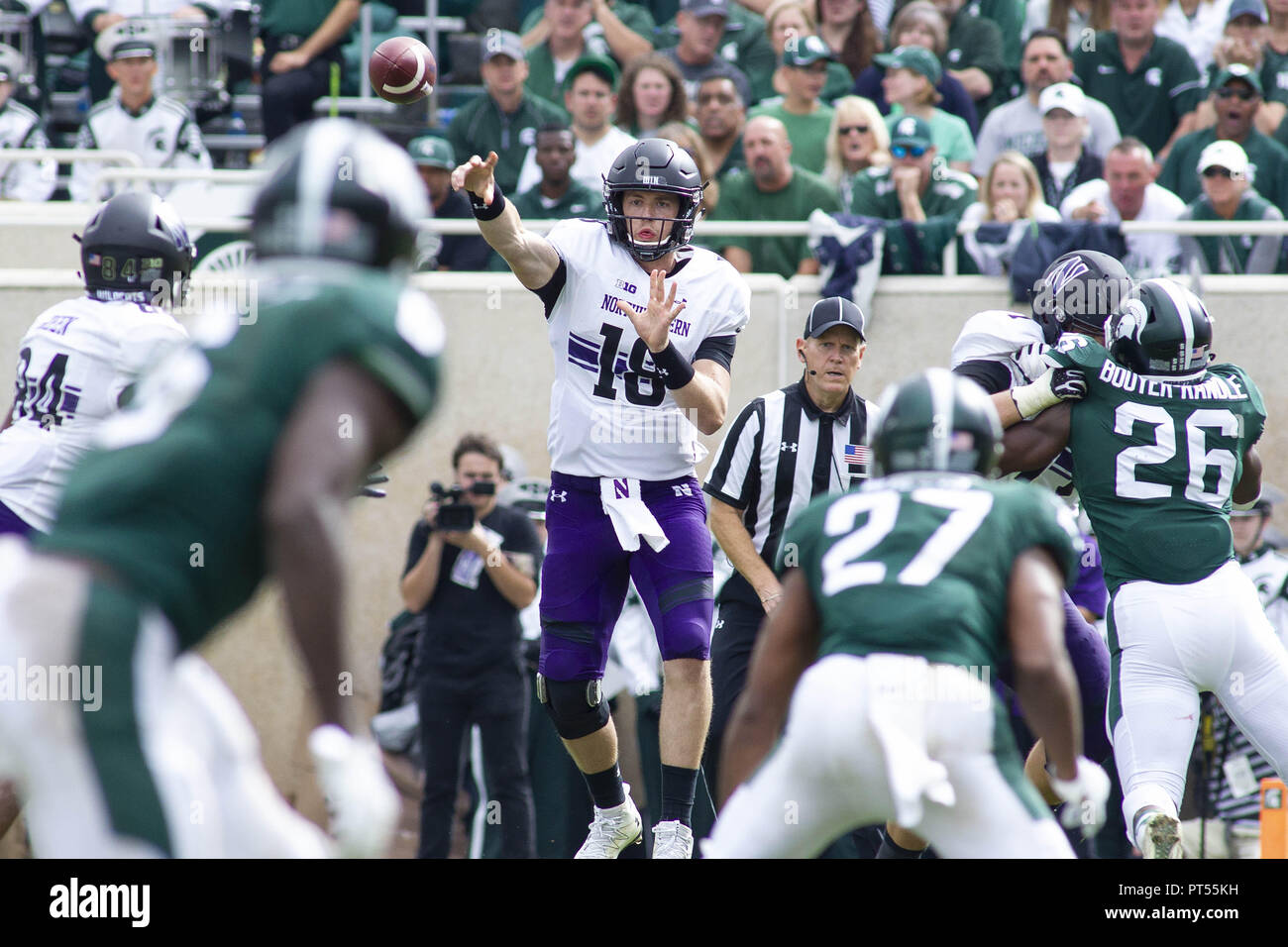 East Lansing, Michigan, USA. 6 Oct, 2018. Le nord-ouest de quarterback CLAYTON THORSON (18) lance une passe au cours de la nord-ouest 29-19 gagner plus de Michigan State à Spartan Stadium. Crédit : Scott/Mapes ZUMA Wire/Alamy Live News Banque D'Images