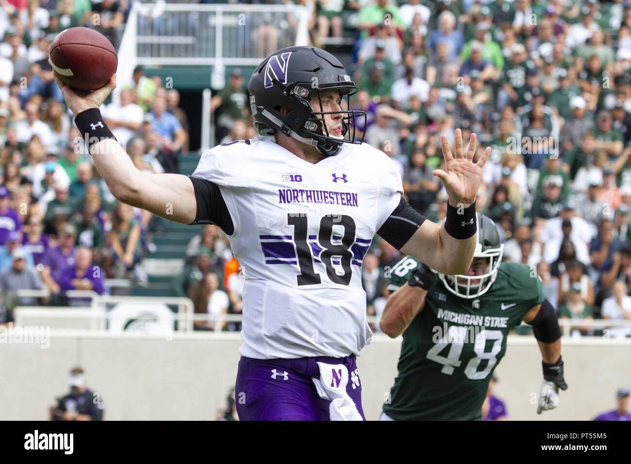 East Lansing, Michigan, USA. 6 Oct, 2018. Le nord-ouest de quarterback CLAYTON THORSON (18) lance une passe au cours de la nord-ouest 29-19 gagner plus de Michigan State à Spartan Stadium. Crédit : Scott/Mapes ZUMA Wire/Alamy Live News Banque D'Images