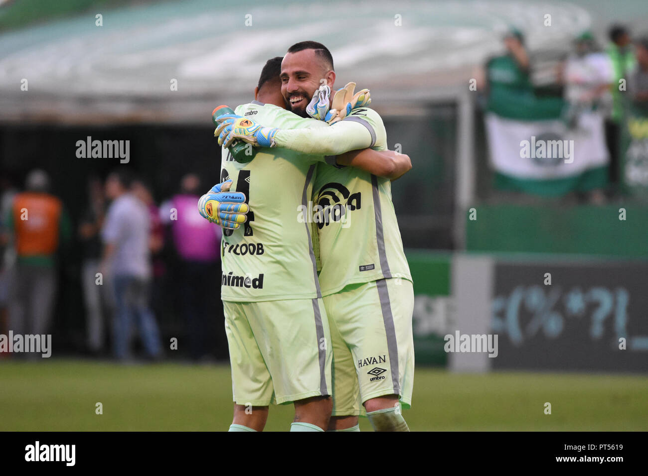 Chapeco, Brésil. 7 octobre 2018. Chapecoense SC - 06/10/2018 - Un Championnat brésilien 2018 Chapecoense Atl tico-x MG - joueurs Chapecoense célébrer la victoire à la fin du match contre l'Atletico-MG à l'Arena stade de l'Conda un championnat brésilien 2018. Photo : Renato Padilha / AGIF : Crédit AGIF/Alamy Live News Banque D'Images