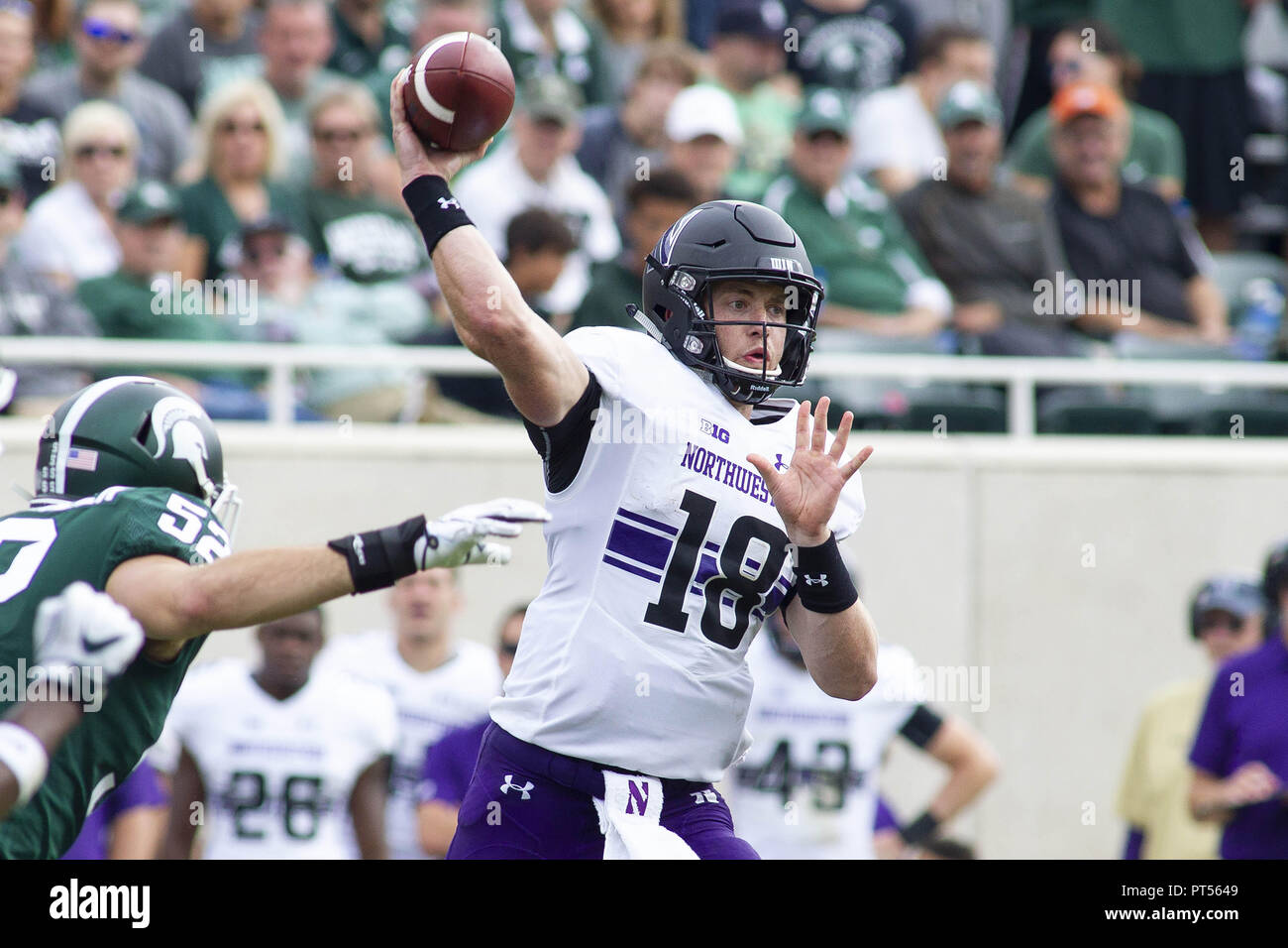East Lansing, Michigan, USA. 6 Oct, 2018. Le nord-ouest de quarterback CLAYTON THORSON (18) lance une passe au cours de la nord-ouest 29-19 gagner plus de Michigan State à Spartan Stadium. Crédit : Scott/Mapes ZUMA Wire/Alamy Live News Banque D'Images