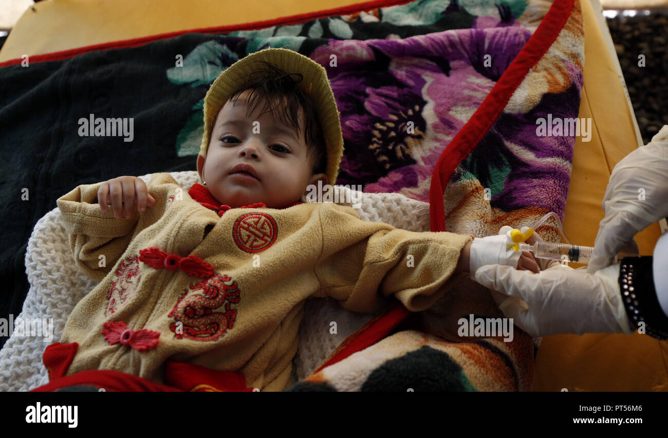 (181006) -- SANAA, le 6 octobre 2018 (Xinhua) -- un enfant infecté par le choléra reçoit des soins médicaux dans un hôpital à Sanaa, Yémen, le 6 octobre 2018. Dans un centre de traitement du choléra au Yémen par les rebelles de la capitale, Sanaa, le samedi, presque tous les lits étaient occupés, avec plus de cas de choléra présumés arrivant à une vitesse alarmante. Selon l'Organisation mondiale de la santé, l'épidémie de choléra, qui a éclaté en avril 2017, a infecté 1,2 millions de personnes, 30  % sont des enfants, et 2 515 tués. Le porte-parole qui Tarik Jasarevic mis en garde contre une éventuelle nouvelle vague de l'épidémie en raison de t Banque D'Images