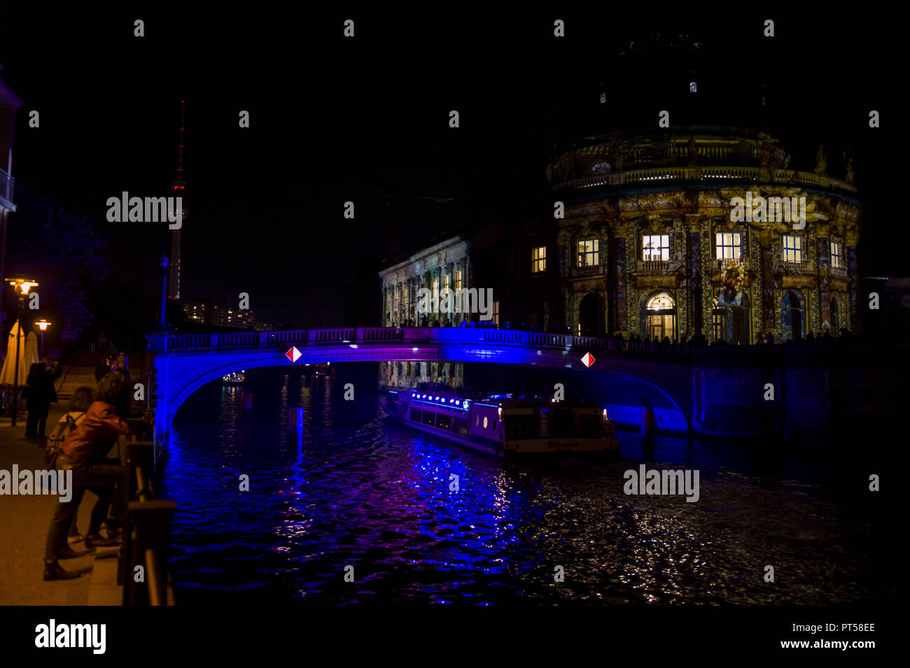 6 octobre 2018 - un bateau sur la rivière Spree est passé le Bode-Museum lumineux que les gens regardent au cours de la 14. Festival des lumières à Berlin. Artful affiche peut être vu sur les monuments et bâtiments sur la ville grâce à l'utilisation d'illuminations, luministic la cartographie 3D et des projections. Crédit : Jan Scheunert/ZUMA/Alamy Fil Live News Banque D'Images