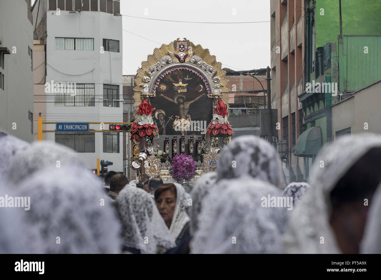 Lima, Pérou. 6 octobre 2018. Les dévots participent à une procession du Seigneur des miracles plus connu comme "El señor de los Milagros" à Lima, capitale du Pérou. Chaque octobre depuis quatre siècles cette procession a lieu à Lima et est connu comme le plus important événement religieux au Pérou. Cette tradition péruvienne commémore le séisme dévastateur de Lima 1746 qui n'a laissé qu'une peinture murale du Christ debout dans une zone urbaine. Credit : SOPA/Alamy Images Limited Live News Banque D'Images