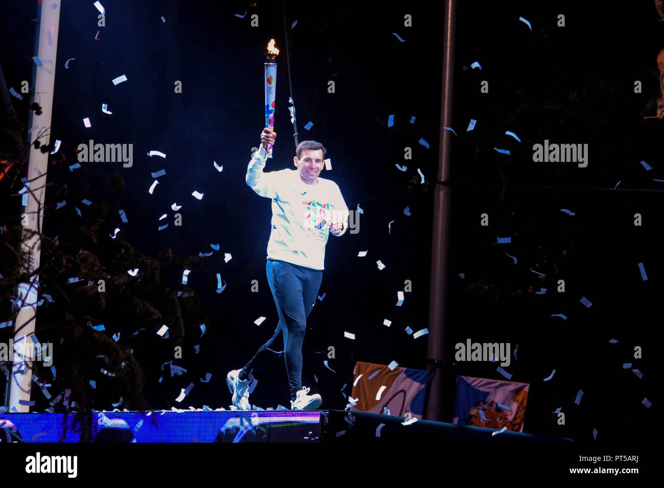 Buenos Aires, Argentine. 6 Oct, 2018. Vu un homme tenant un flambeau lors de l'inauguration du 3ème Buenos Aires 2018 Jeux Olympiques de la jeunesse d'été. Credit : Fernando Oduber SOPA/Images/ZUMA/Alamy Fil Live News Banque D'Images