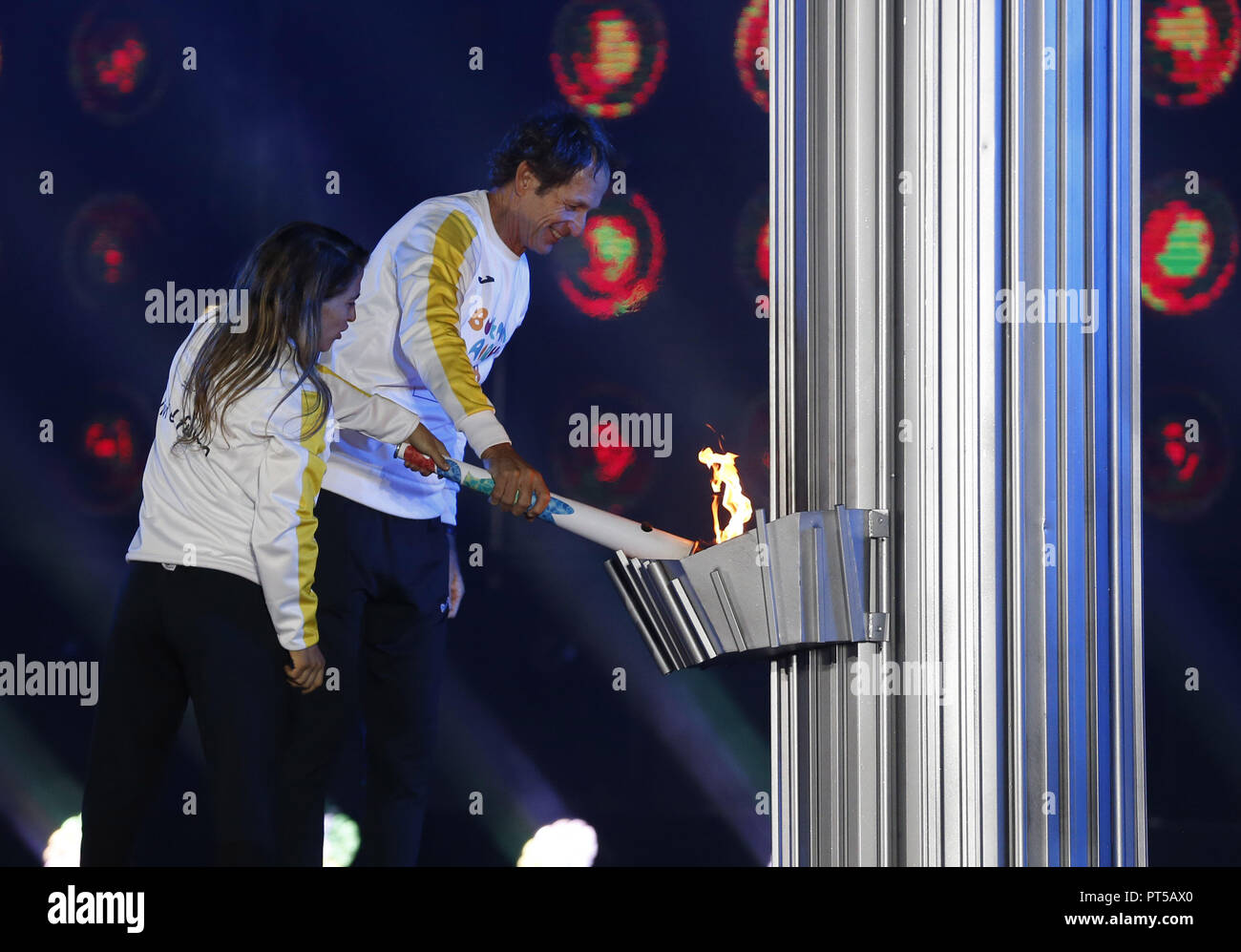 Buenos Aires, Argentine. 6 Oct, 2018. Les athlètes porteurs l'Argentine Paula Pareto (L) et Santiago Lange allumer la vasque lors de la cérémonie d'ouverture des 3e Jeux Olympiques de la Jeunesse (JOJ) à Buenos Aires (Argentine), le 6 octobre 2018. Credit : Meng Yongmin/Xinhua/Alamy Live News Banque D'Images