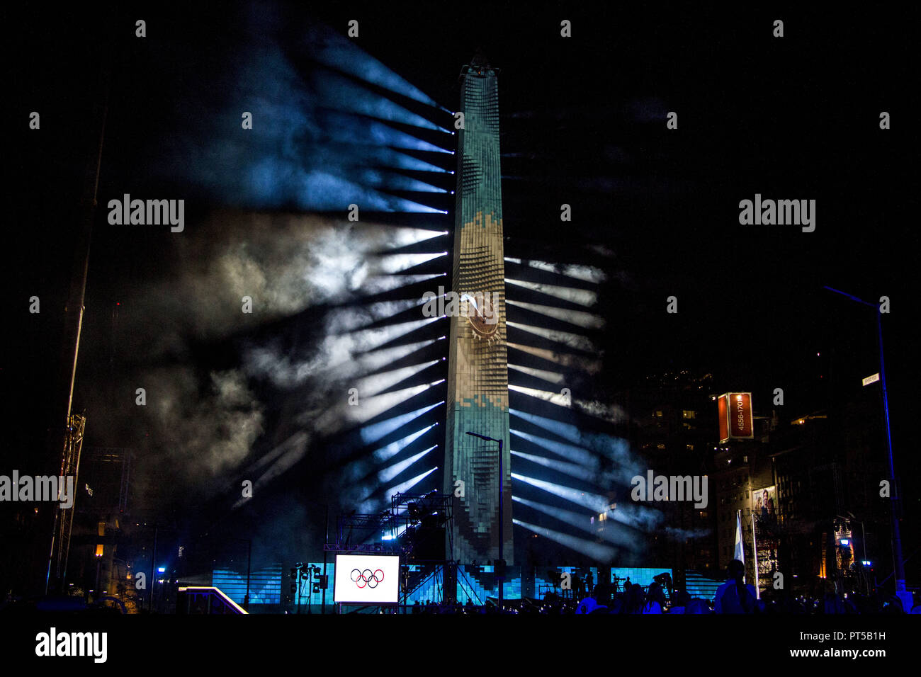 Buenos Aires, capitale fédérale, l'Argentine. 6 Oct, 2018. Ce samedi, 6 octobre, et avec une énorme quantité de personnes entourant l'obélisque sur l'Avenue 9 de Julio, les Jeux Olympiques de la Jeunesse 2018 de Buenos Aires ont été officiellement inauguré.autour de 20 heures a commencé le grand parti, qui a comme attraction principale les performances de Fuerza Bruta, un groupe de théâtre connu pour ses improvisations dans toutes sortes de scénarios Crédit : Roberto Almeida Aveledo/ZUMA/Alamy Fil Live News Banque D'Images