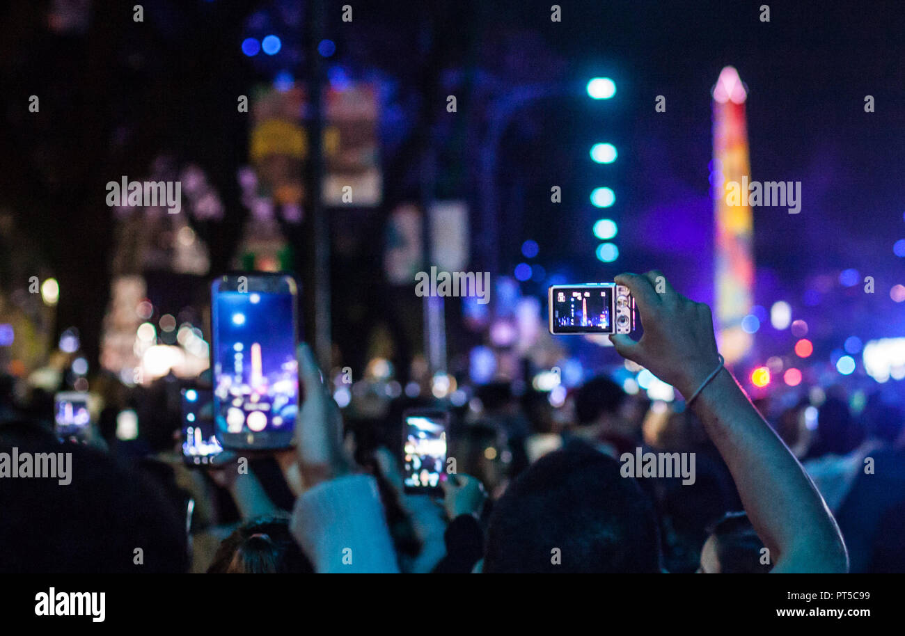 Buenos Aires, Argentine. 06 Oct, 2018. Film les spectateurs de la cérémonie d'ouverture des Jeux Olympiques de la jeunesse de Buenos Aires. Crédit : Nicolas Villalobos/dpa/Alamy Live News Banque D'Images