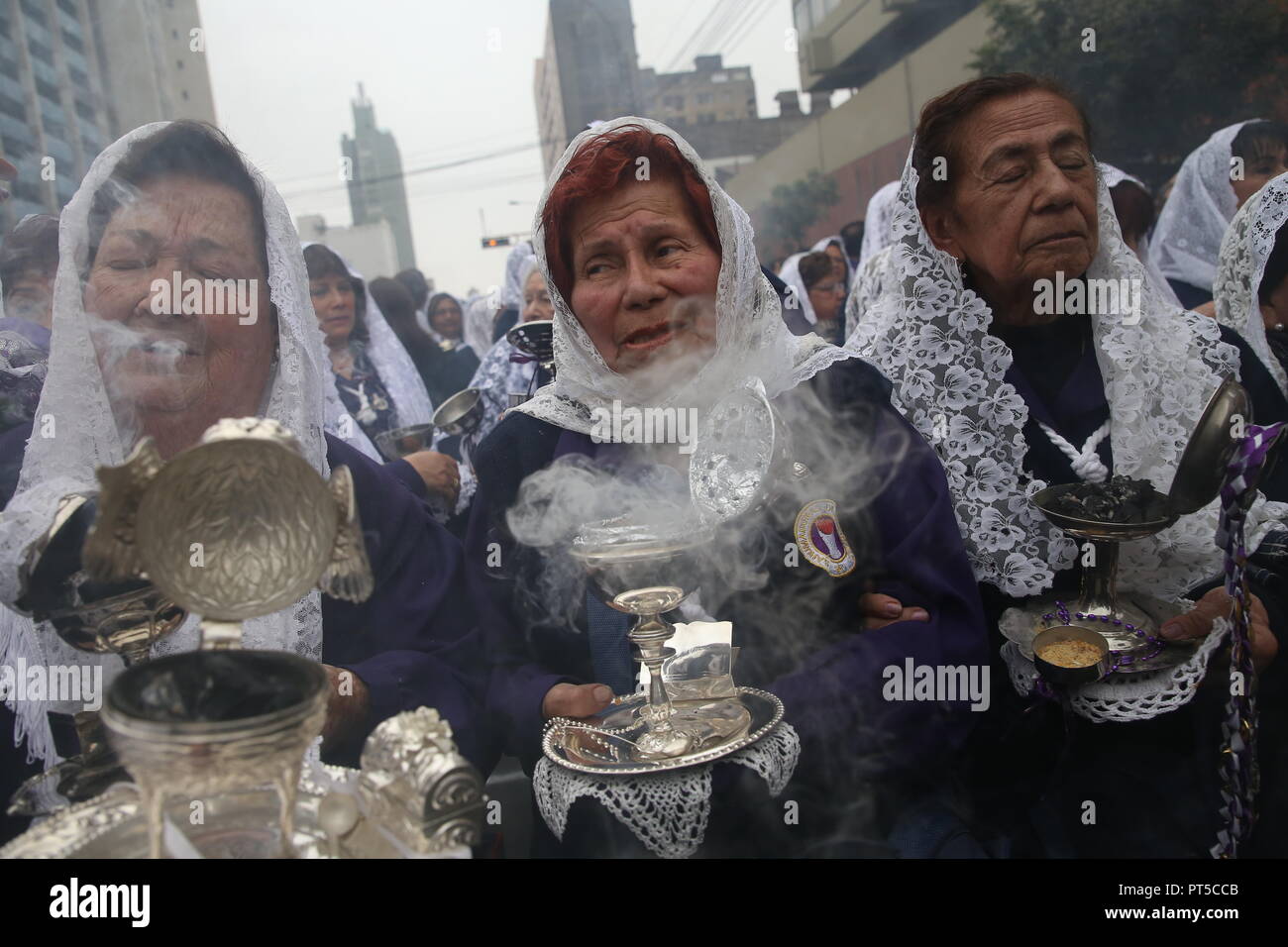 Lima, Pérou. 06 Oct, 2018. Les femmes occupent des barils d'encens lors d'une procession en l'honneur de l'enor 'de los Milagros (Seigneur des miracles). "D'énormes de los Milagros' est une fête catholique qui se célèbre chaque année dans Lima. Credit : Geraldo Caso/dpa/Alamy Live News Banque D'Images