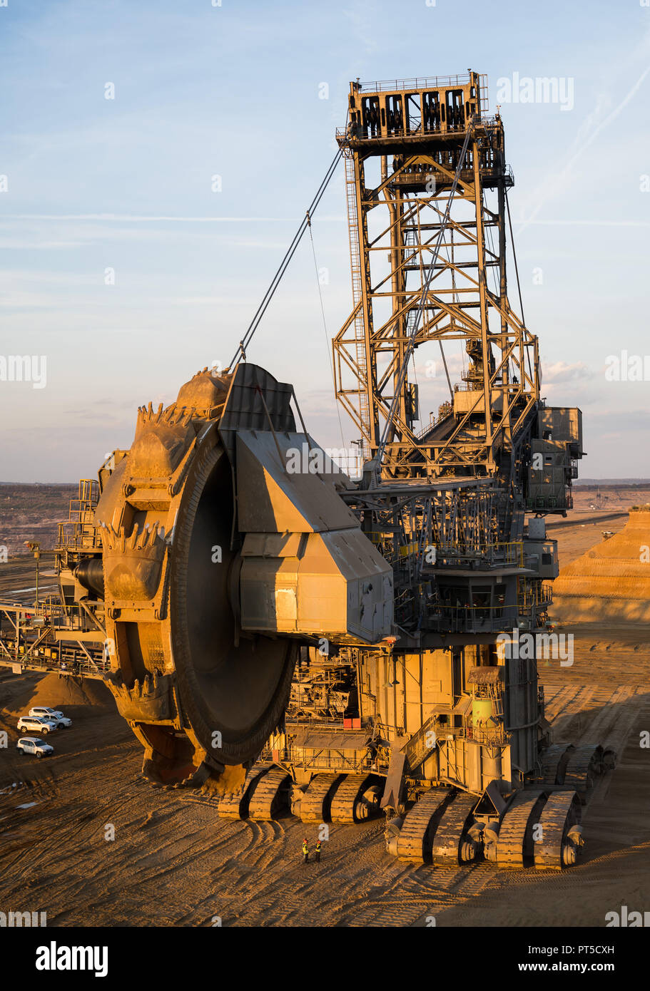 06 octobre 2018, en Rhénanie du Nord-Westphalie, Kerpen : une excavatrice est debout dans la mine à ciel ouvert de Hambach brewing mine de charbon. Photo : Christophe Gateau/dpa Banque D'Images