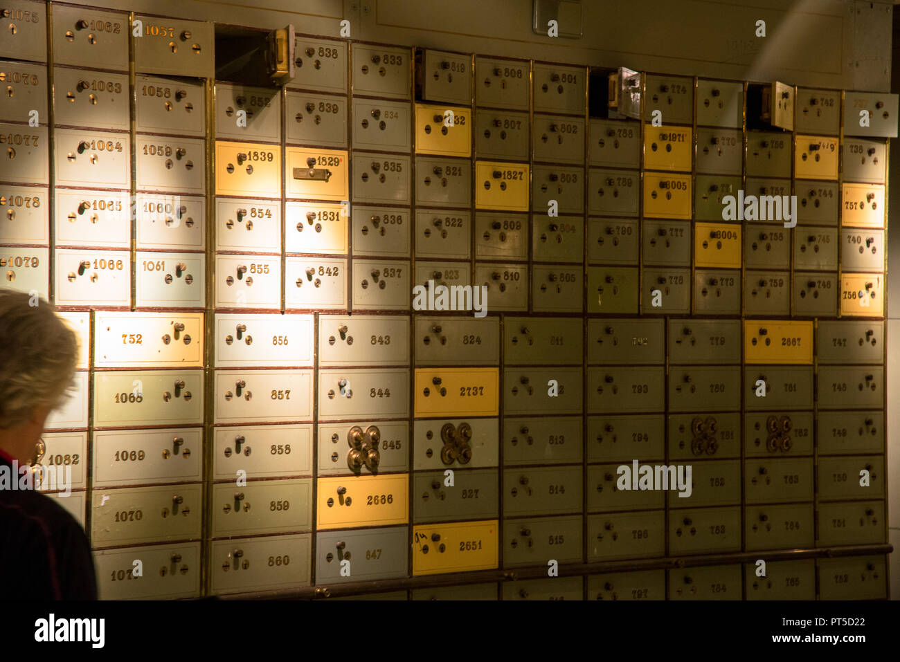 L'ancienne numérotation des casiers sécurisés à l'ancien bâtiment de la banque à Den Haag, Pays-Bas Banque D'Images