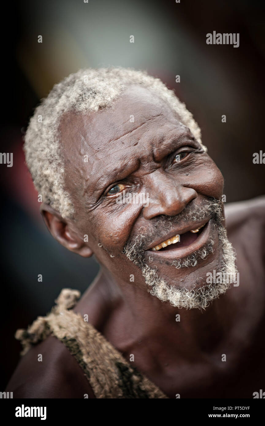 Portrait d'une personne âgée aux cheveux blancs de Zambie locaux africains Banque D'Images