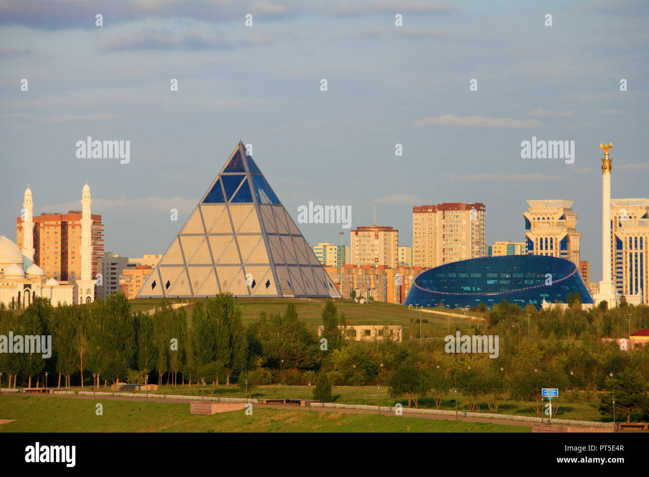 Kazakhstan, Astana, Skyline, Palais de la paix et de la réconciliation, Banque D'Images